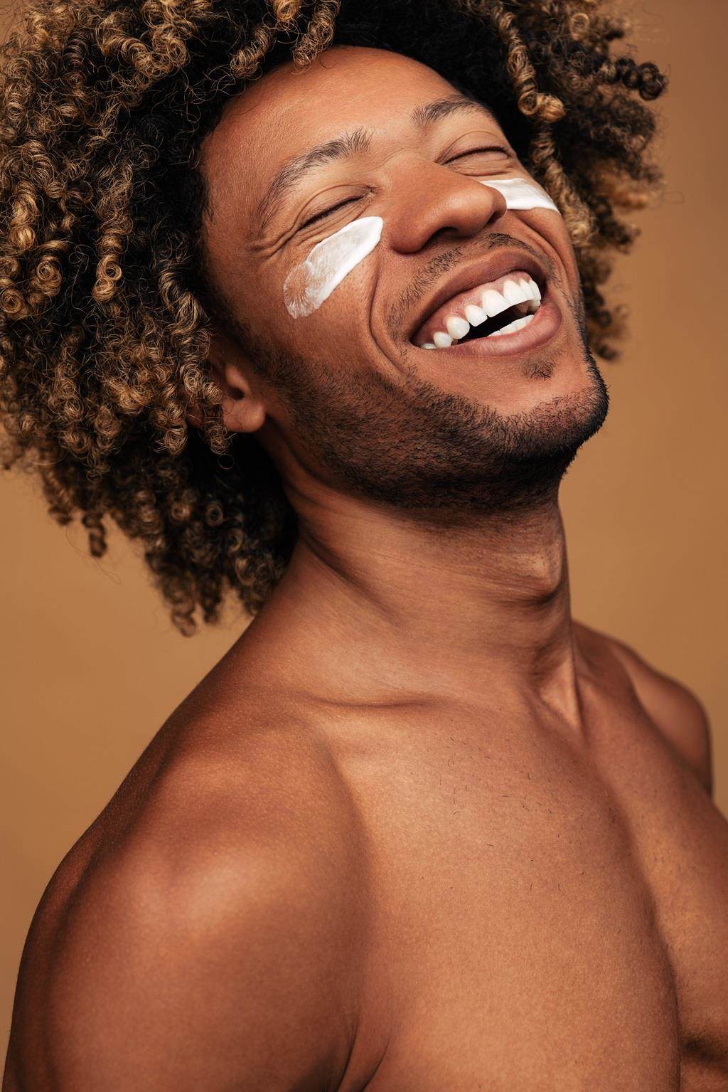 formulation image global 15082024 smiling black man with large afro and cream on face