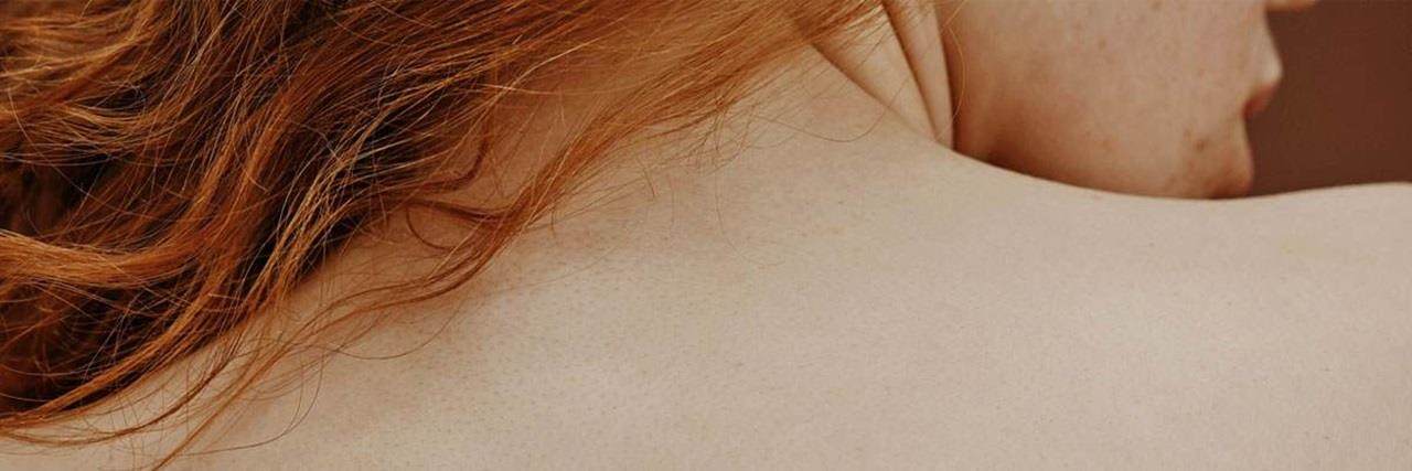 trends global 15082024 skinimalism red headed womans back