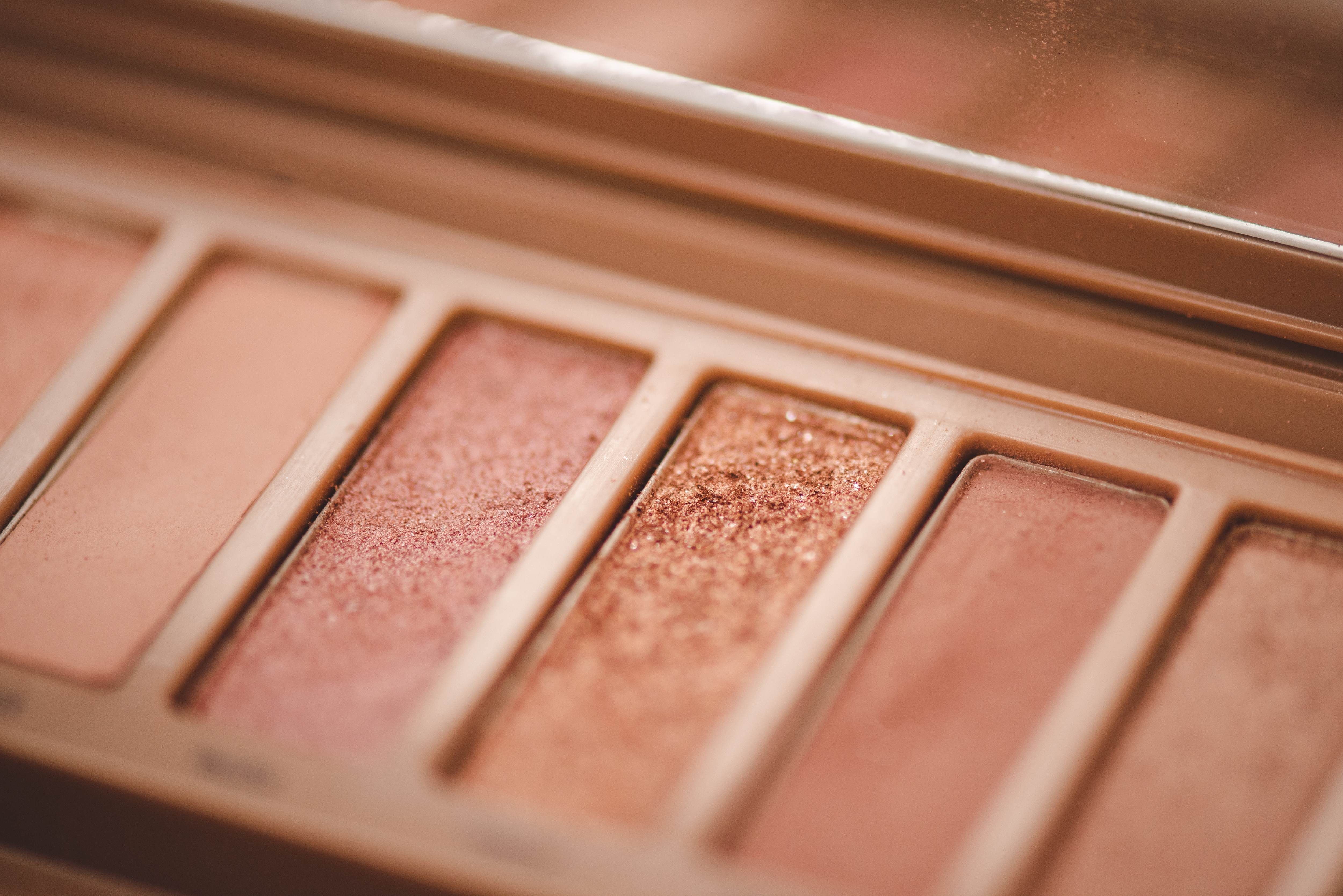 peach fuzz pantone color of the year eye shadow palette 